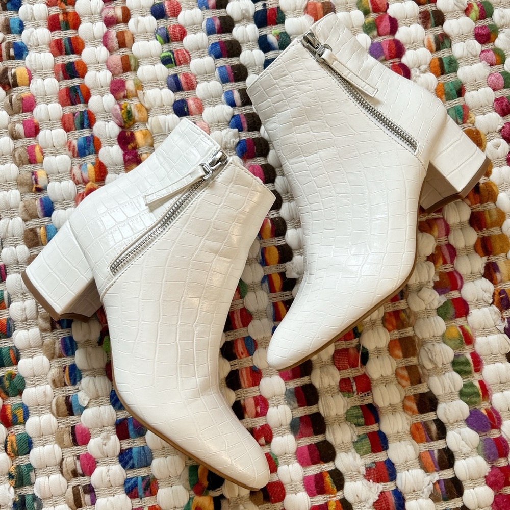 Faux white Alligator point toe ankle boot 8.5
